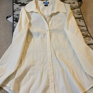 Cute shirt purchased from Bendals New York. Nice flair good condition